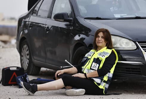 שרית מכלוף-ברששת, גננת ואם לחמישה, מובילה את מערך מחלצי הרכב של ארגון "ידידים" (צילום: גדי קבלו) שרית מכלוף-ברששת, גננת ואם לחמישה, מובילה את מערך מחלצי הרכב של ארגון "ידידים"
