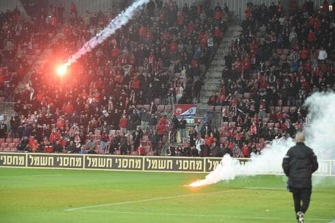 אבוקות ורימונים. הקהל האדום בתצוגת עידוד. "הם השחקן ה-12"