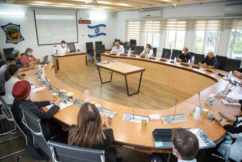 ישיבה בנושא הקורונה פתח תקוה