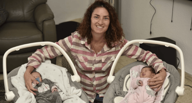 טליה חג'ג' עם התאומות