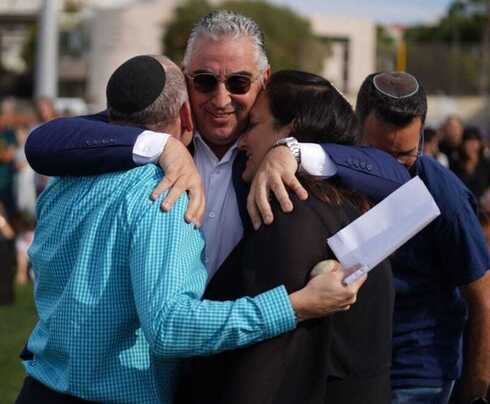 חיבוק מרגש עם הוריו של עזרא שוורץ לאחר חנוכת האיצטדיון