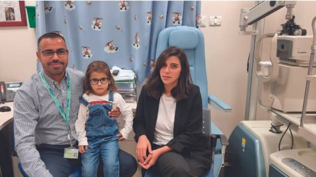 חושן עם אמו ספיר וד"ר אמטיראת