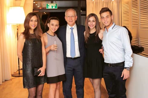 משפחת פישביין. שלושת ילדיו הלכו בדרכו