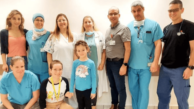 מיה ברהמס עם אימה והצוות הרפואי