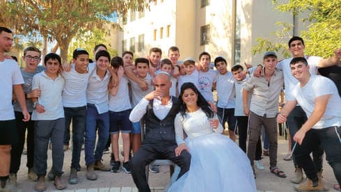 תלמידי הישיבה חוגגים עם חן וישראל. אושר גדול