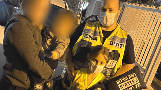 טל אחיטוב ובתו שירה אחרי החילוץ טל אחיטוב ובתו שירה אחרי החילוץ