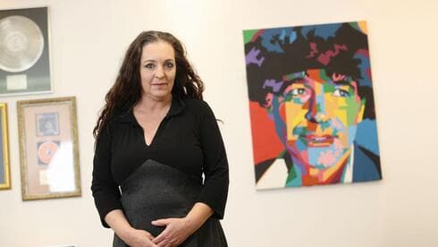 שירז אריאל. "אנשים זוכרים שאבא שר, אבל לא מכירים את הרעיונות הרבים, הפנינים, התובנות שלו"