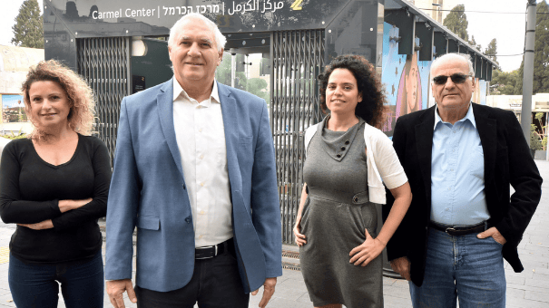 חברי סיעת הירוקים חיפה על רקע הכרמלית