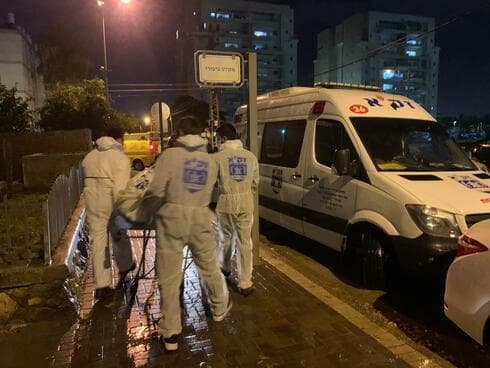 גבר נמצא ללא רוח חיים ברחוב וייסבורג פתח תקוה