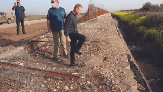גדר ההפרדה פרוצה. צריך להיות גם שוטר 