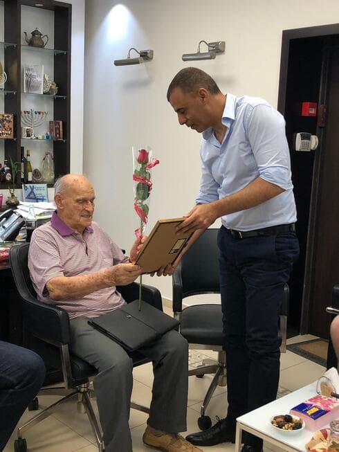ויינמן ז"ל עם ראש העירייה רפי סער (צילום: עיריית כפר סבא) ויינמן ז"ל עם ראש העירייה רפי סער