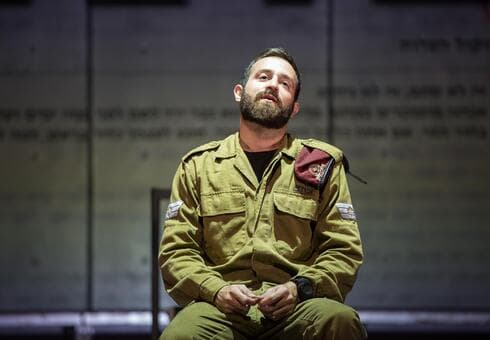 אלון בראל בהצגה "אחד משלנו"