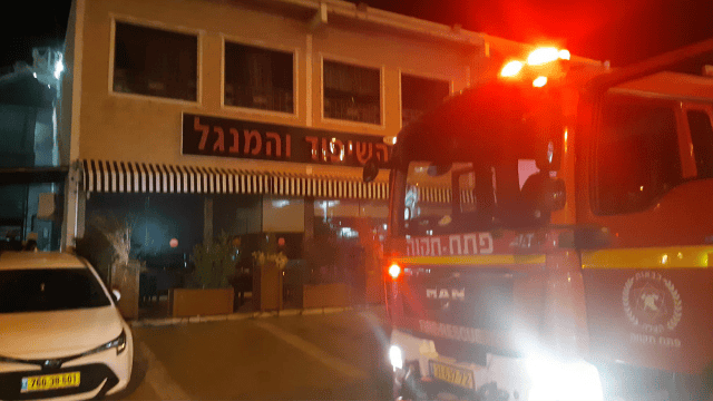 הכבאיות בסמוך למסעדה