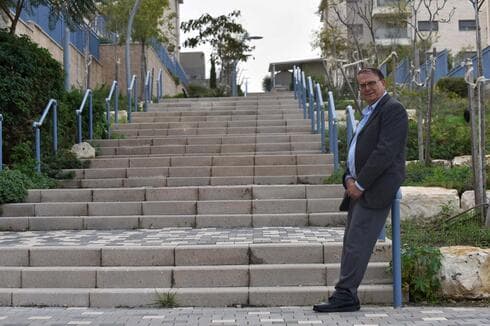 סימון אלפסי, ראש עיריית יקנעם עילית, יוצא נגד אלה שהפכו אותו לאויב הטבע ומגלה את תוכניותיו לבחירות הבאות (צילום: שרון צור) סימון אלפסי, ראש עיריית יקנעם עילית, יוצא נגד אלה שהפכו אותו לאויב הטבע ומגלה את תוכניותיו לבחירות הבאות