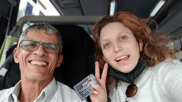 הנהג ינון הררי ונוסעת