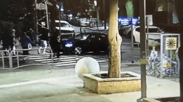 החשודים ממתינים לחשוד מתחת לביתו