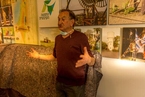 מנהל "הבית" הוותיק, מרדכי הראבן, מסביר לפעילי ופעילות התנועה הקיבוצית על ההיסטוריה של הבניין (צילום: אייל אלקלעי) מנהל "הבית" הוותיק, מרדכי הראבן, מסביר לפעילי ופעילות התנועה הקיבוצית על ההיסטוריה של הבניין