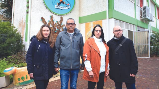 הורים בבית הספר. "חשבנו שירדו מאיתנו, אבל מתברר שלא"