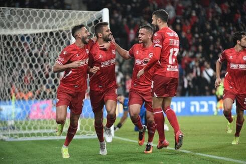 באר שבע חוגגים. האדומים ירצו להמשיך בריצה הנהדרת שלהם גם במחזור הקרוב (צילום: הרצל יוסף) מיגל ויטור חוגג. שער שני בשני המשחקים האחרונים לבלם המצטיין