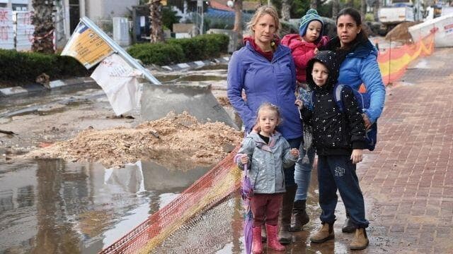 הגר שפירא ותושבת נוספת מהשכונה. "במקום לדאוג לנו, מחלקים דוחות"