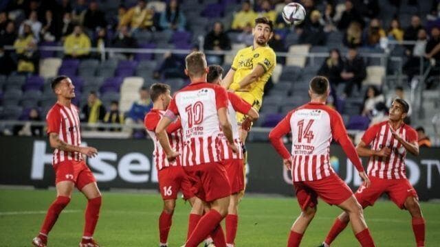 שחקני מרמורק מכתרים את עידן נחמיאס, בבלומפילד 
