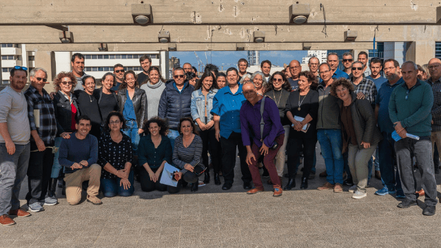 פעילי ופעילות התנועה הקיבוצית בתמונה קבוצתית אחרונה על גג הבניין בלאונרדו דה וינצ'י 13 (צילום: אייל אלקלעי) פעילי ופעילות התנועה הקיבוצית בתמונה קבוצתית אחרונה על גג הבניין בלאונרדו דה וינצ'י 13