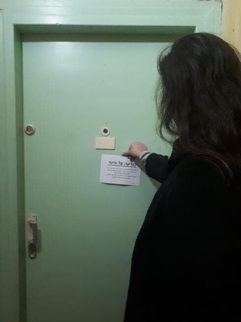 הודעת הפינוי שנתלה על דלתות הבית