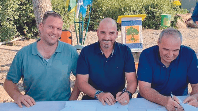 האלוף במיל' משה קפלינסקי, ניצן פלג ואופיר שיק חותמים על המתווה