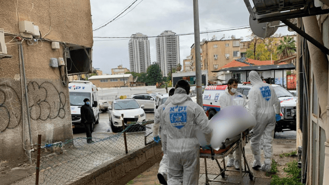 אנשי זק"א יוצאים מהדירה