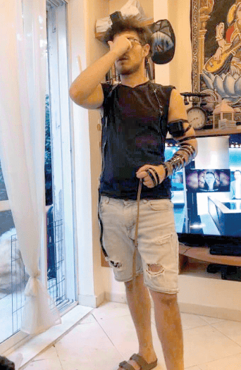 שניידר ז"ל מניח תפילין