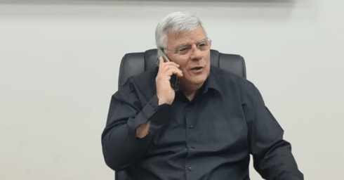 גנדלמן משוחח עם שרת הפנים