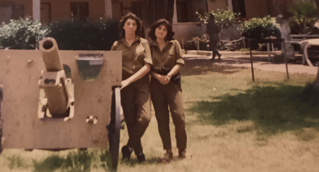 חן גד (משמאל) ודניאלה אלפסי ליד התותח ממלחמת העצמאות