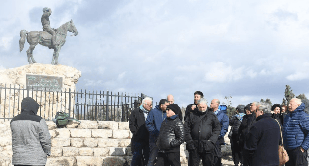 מבקרים בפסל אלכסנדר זייד