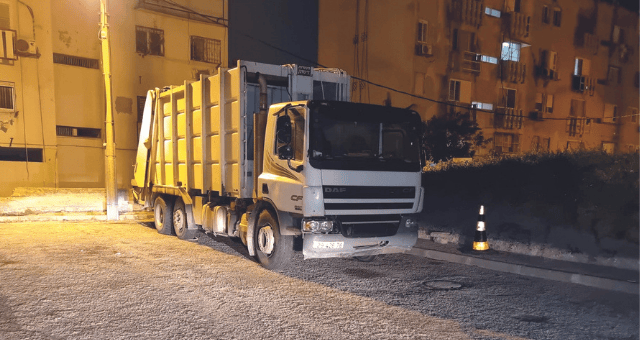 משאית זבל בין הבניינים ברחוב משה שרת משאית זבל בין הבניינים ברחוב משה שרת
