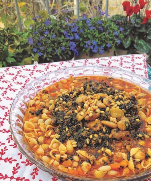 תרד ערבי, שעועית, בשר ופסטה קצרה