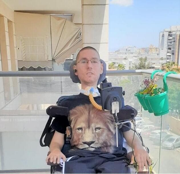 יוני ציפרוט. משתמש בעכבר ובתוכנת פוטושופ ואילוסטרייטור