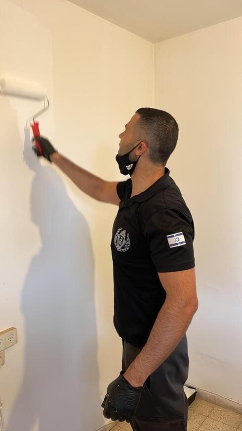 מקלחונים שנתרמו והותקנו בבתיהם של הקשישים (צילום: דקל סויסה) הרגשנו את השמחה של הקשישים". הסוהרים בפעולה