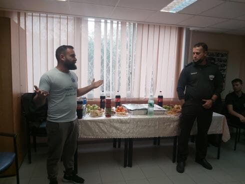 שיתוף פעולה. מתן גולדנברג (משמאל) ומפקד המשמרת (צילום: דקל סויסה) שיתוף פעולה. מתן גולדנברג (משמאל) ומפקד המשמרת