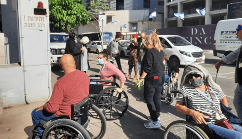 משתתפות ומשתתפי הקורס מתנסים בהתניידות בכסאות גלגלים ללא יכולת לראות