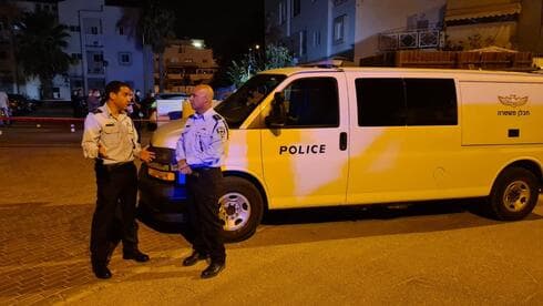 שוטרים בזירת האירוע. יש כוונה להגיש כתב אישום נגד חשוד
