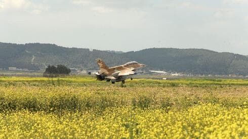 מטוס F-16 ממריא מבסיס רמת דוד גורן