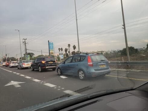 תור פקק בדרך לבדיקות קורונה מתחם ירקונים פתח תקוה