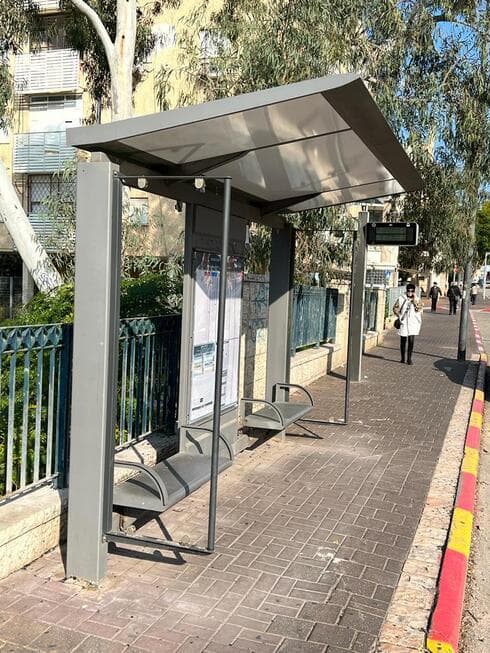 שתי תחנות אוטובוס הושחתו, רחוב העצמאות בקרית אתא, היום