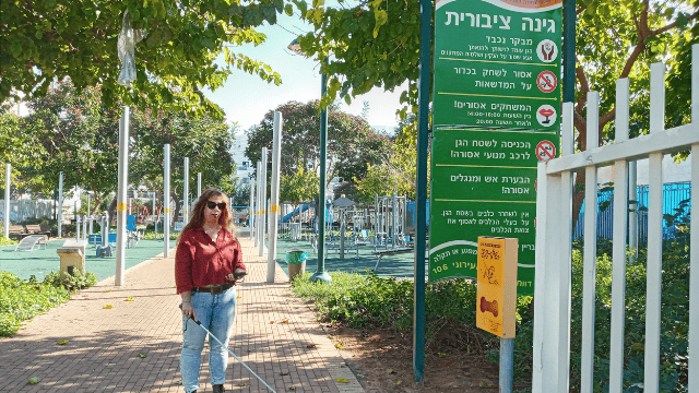 יעל אבידר פוטוק באחת הגינות המונגשות