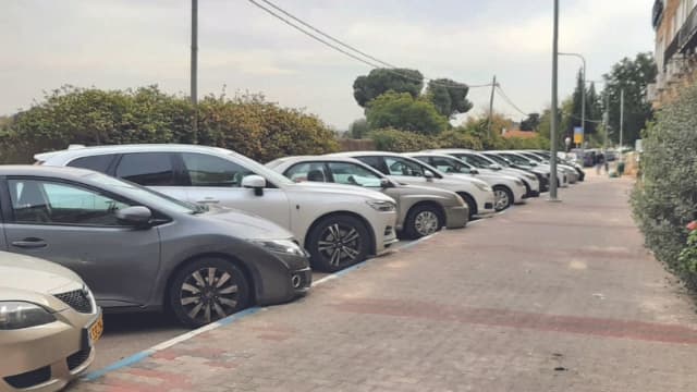 מצוקת החניה ברחוב. "העומס גדל"