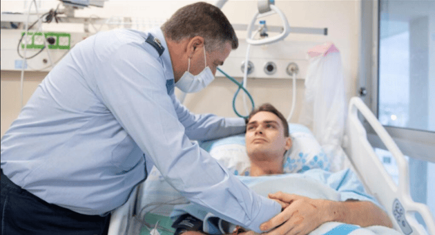 פגשית מפקד חיל האוויר והקצין שחולץ מתאונת המסוק בחיפה