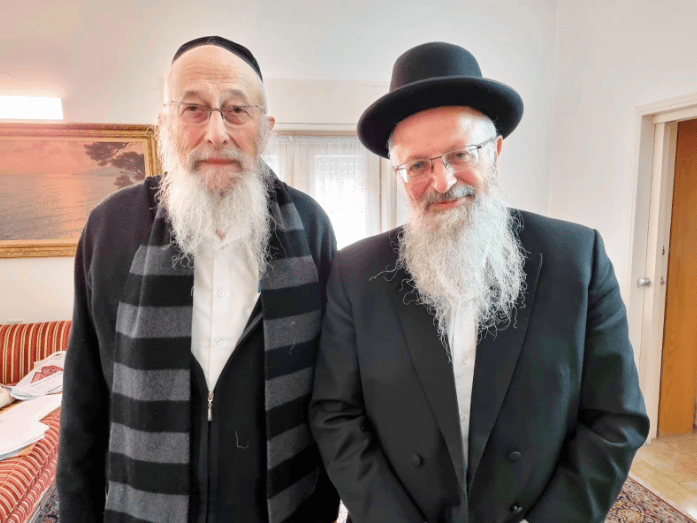 הרב אליהו (מימין) וטאו. "יושבו ההדורים"