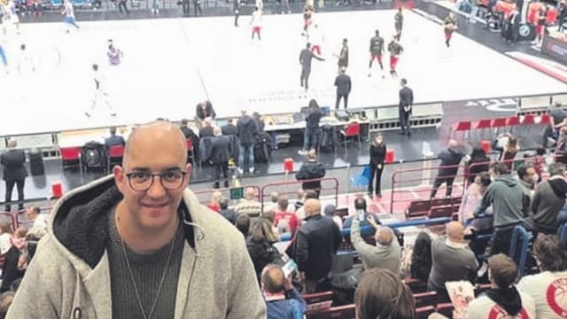 איתמר יצחקי. הוא מטייל בחו"ל והילדים שלנו בטיפולים פסיכולוגיים" (צילום: מתוך עמוד הפייסבוק של יצחקי) איתמר יצחקי. הוא מטייל בחו"ל והילדים שלנו בטיפולים פסיכולוגיים"