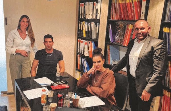 עו"ד רפאל אסולין ועו"ד נטלי ביטון עם אודליה ואבי סוויסה