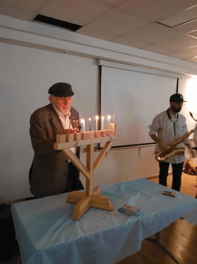 חברי 'קפה אירופה' בהדלקת נרות חנוכה